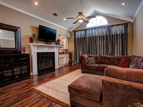 2nd image of 901 Elkhorn Ct
