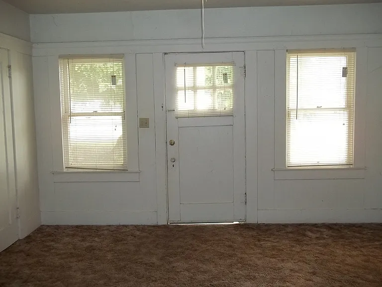 2087 N Marks Ave — Photo 2