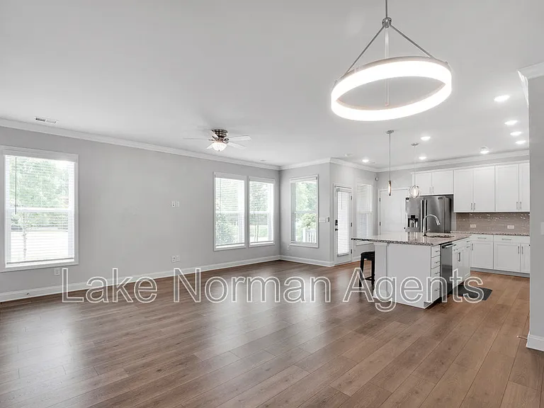 1034 Lyndon Station Dr — Photo 9