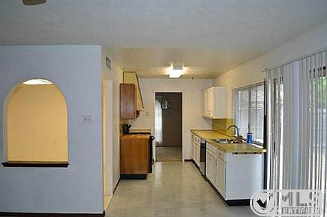 5th image of 916 Middle Cove Dr