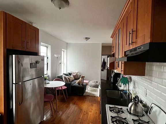 4th image of 264 E 2nd St APT 7