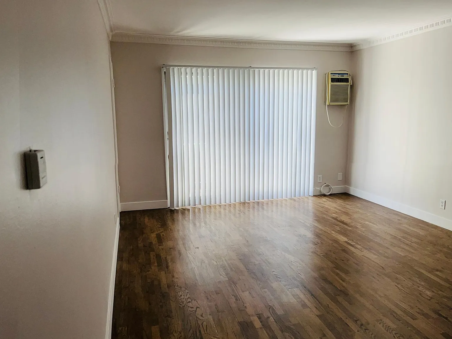 636 N Flores St — Photo 4