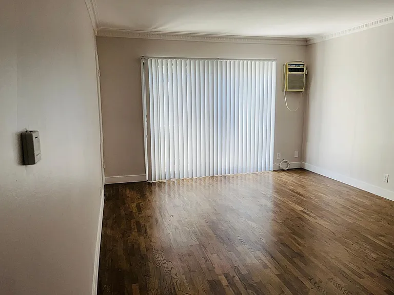 636 N Flores St #4 — Photo 4