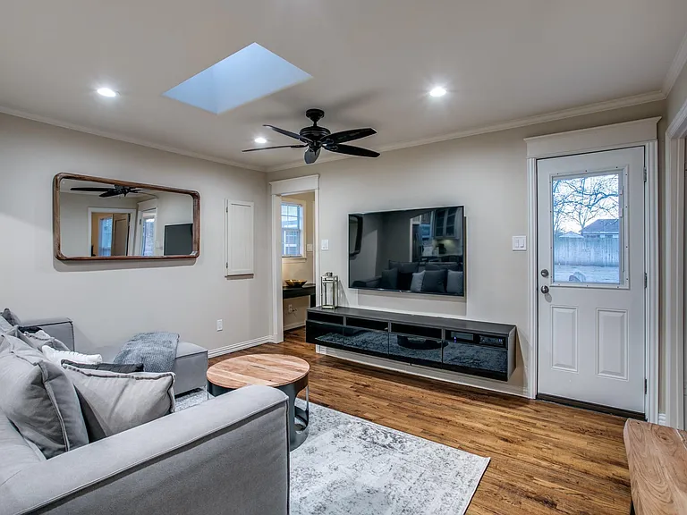 610 E Texas St — Photo 3