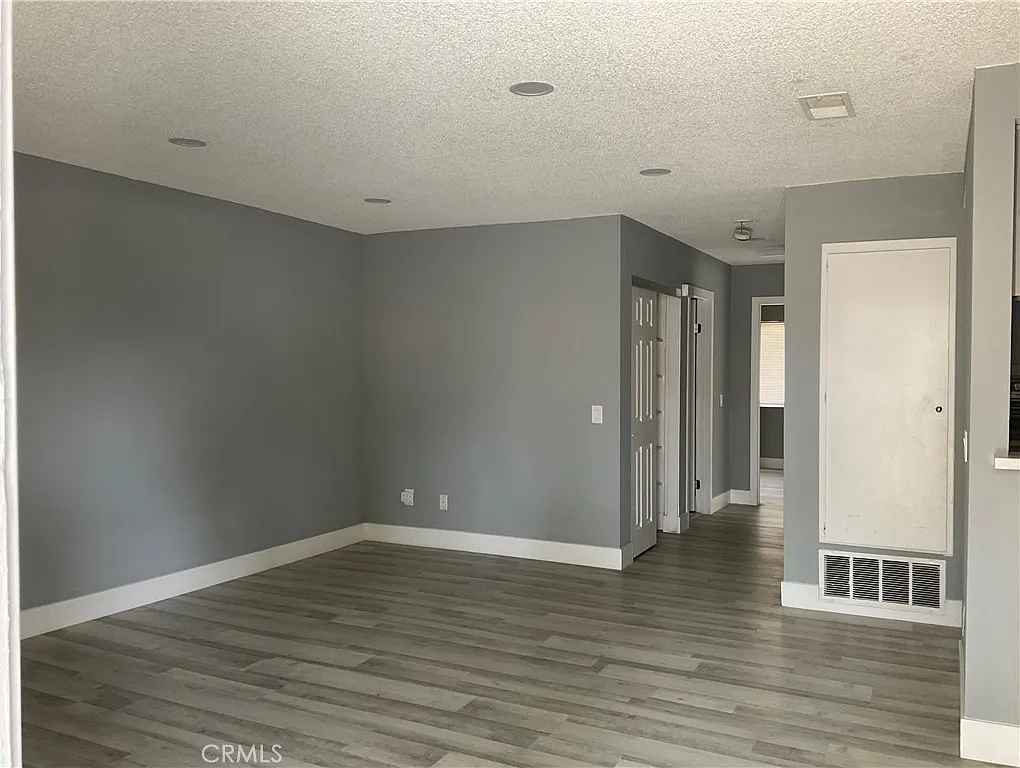 2 bed, 920 sqft, $1,900 — Photo 2