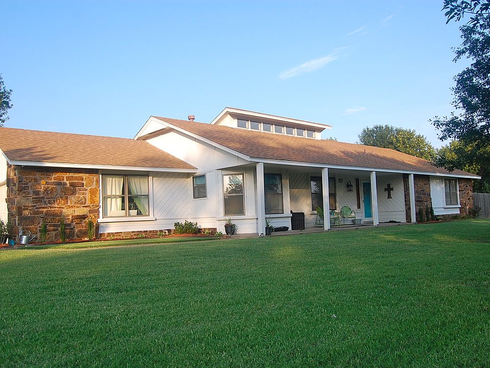 Welcome to this awesome single story, beautifully updated Ranch style home!