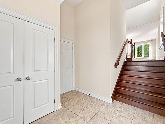 3rd image of 122 Windridge Ln