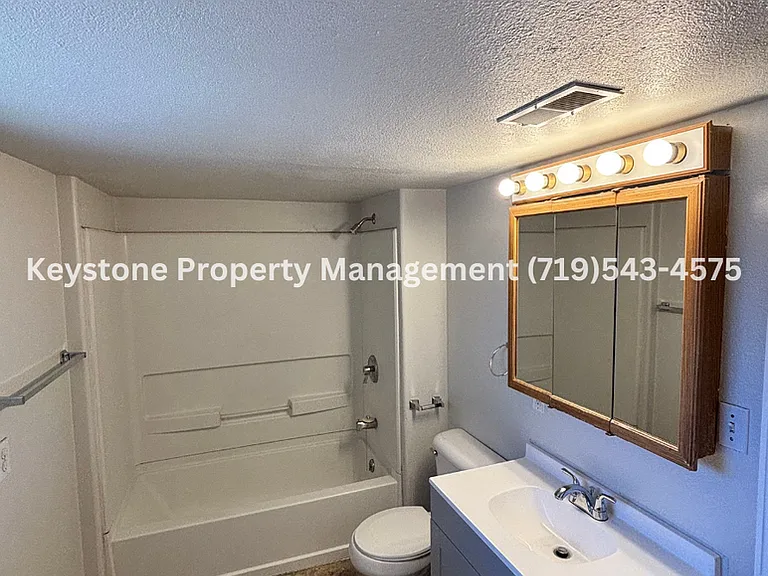 718 W 11th St — Photo 9