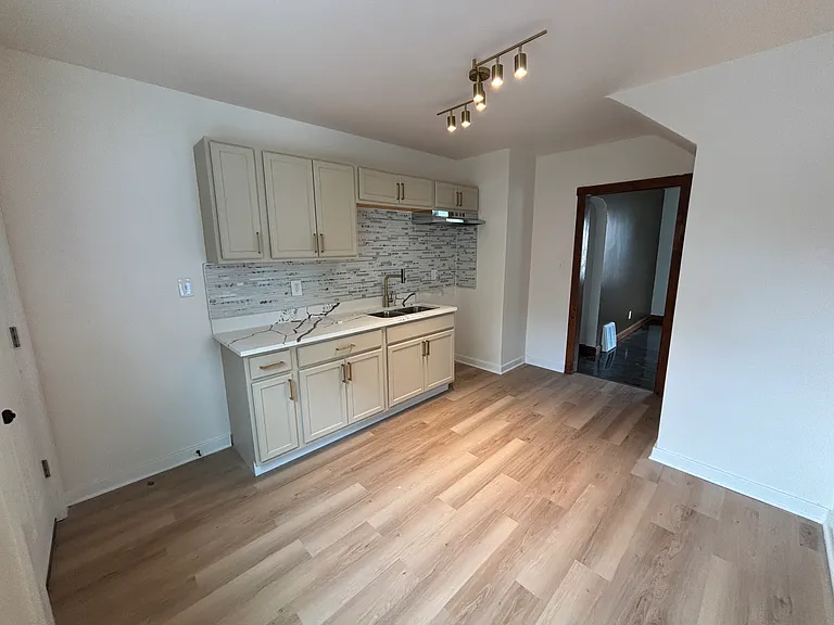 621 W 44th Pl — Photo 10