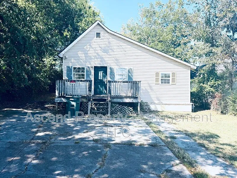 3 bed, 2.0 bath, 1290 sqft, $1,250 — Photo 2