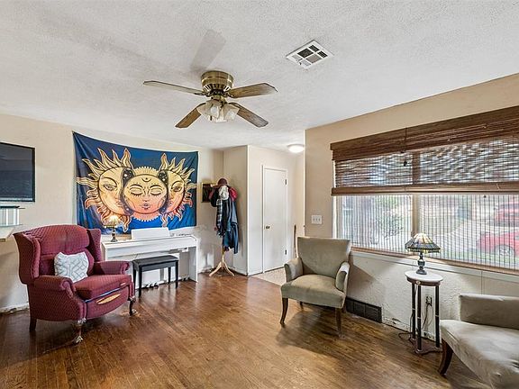 4th image of 2109 Henderson Dr