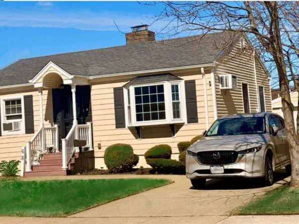 68 Robert Street, Freeport, NY 11520