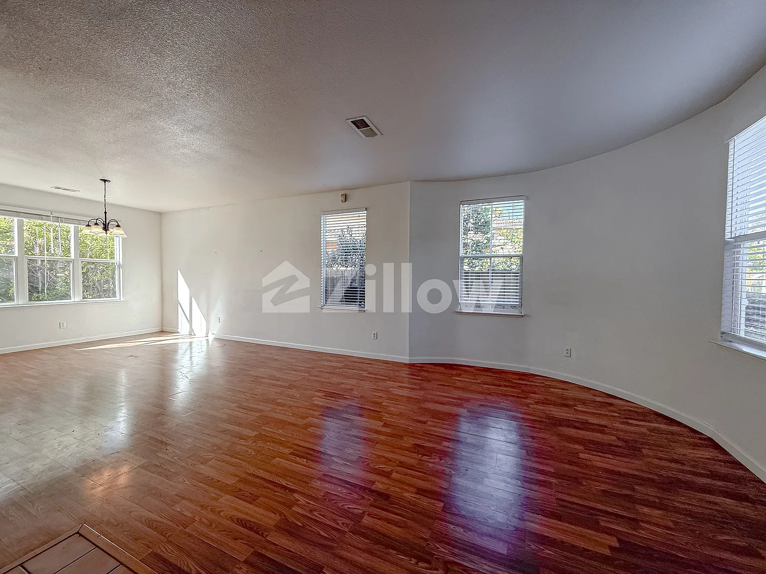 5 bed, 2599 sqft, $3,700 — Photo 3
