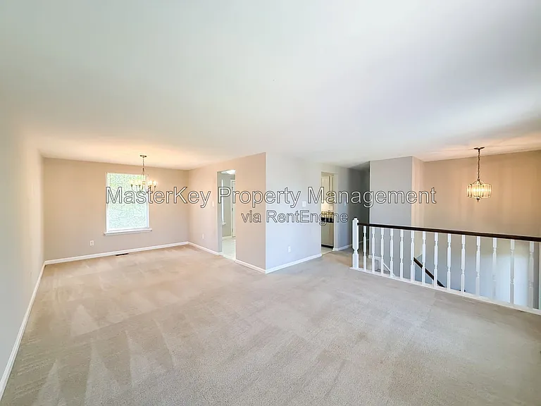 704 E Dynasty Dr — Photo 5