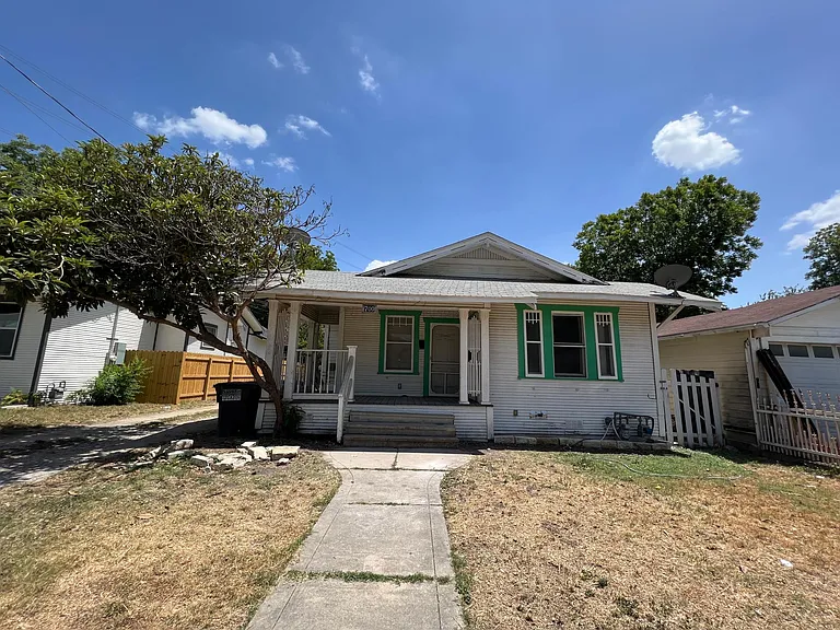 700 W Elsmere Pl — Photo 9