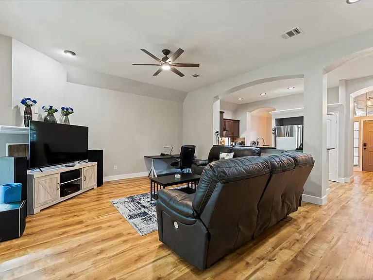 976 Northampton Dr — Photo 9