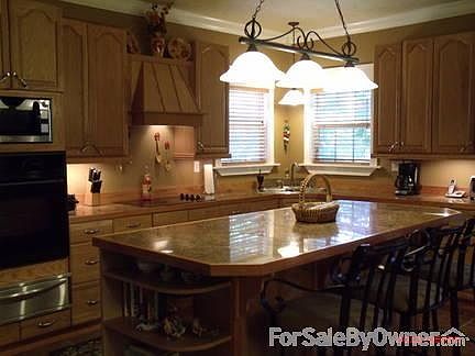 LOTS OF OAK CABINETS AND DRAWERS
						:
						MICROWAVE, OVEN, WARMING DRAWER , COOKTOP,TRASH COMPACTOR, GARBAGE DISPOSAL