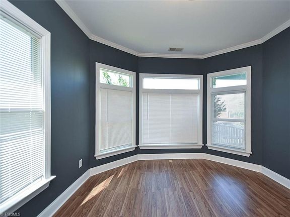 5th image of 809 Green Oaks St