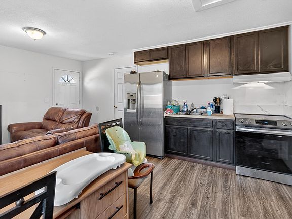 3rd image of 2504 Paradise Rd