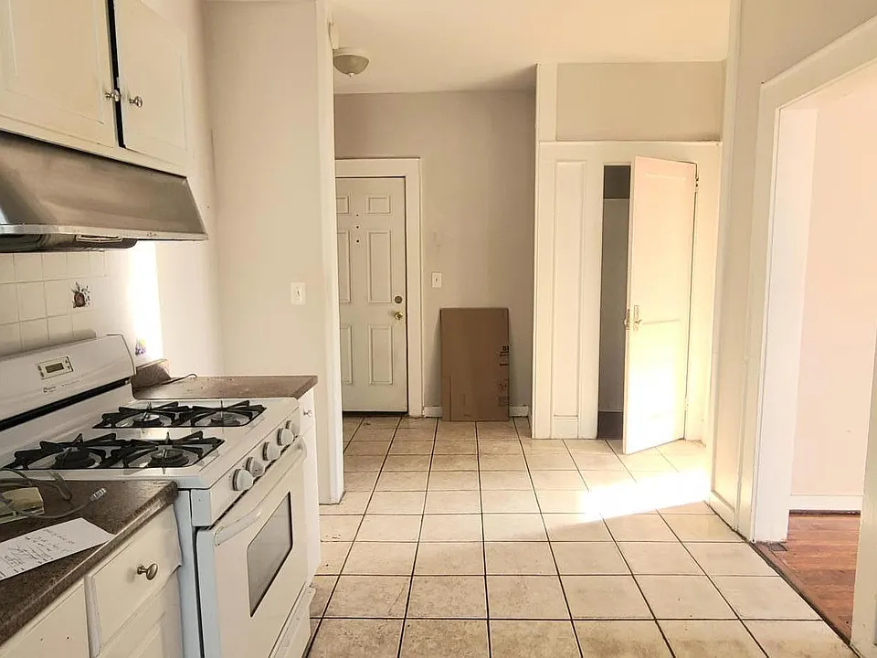 Large sunny open kitchen layout