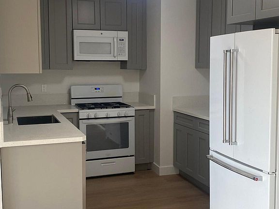 3rd image of 633 S Barrington Ave APT 301