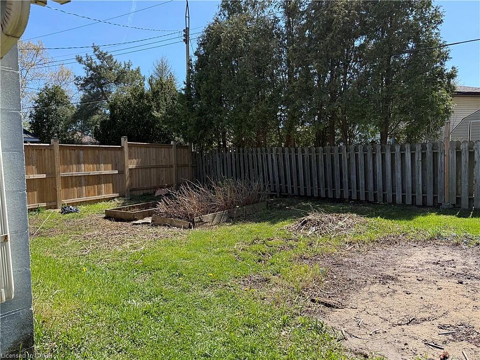 2nd image of 46 Bobolink Rd