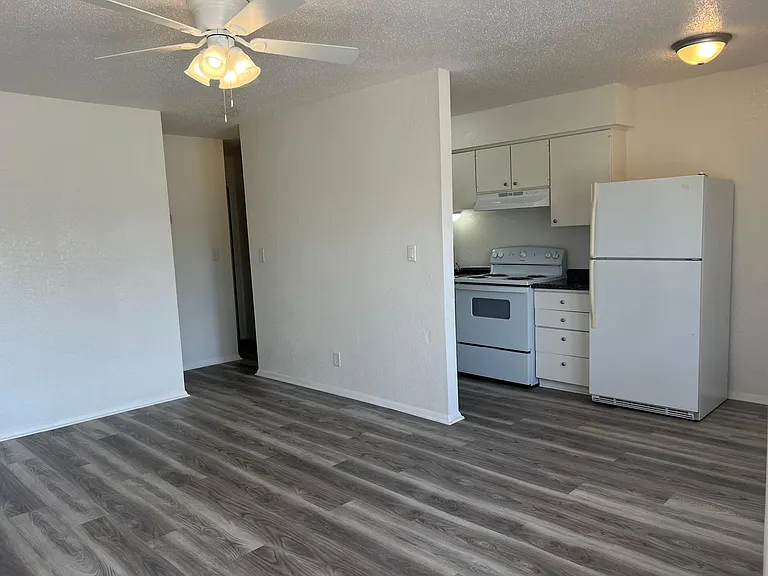 1215 E 63rd St #B — Photo 3
