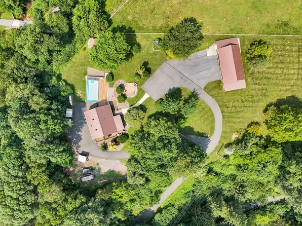 83 S Mountain Rd, Robesonia, PA 19551