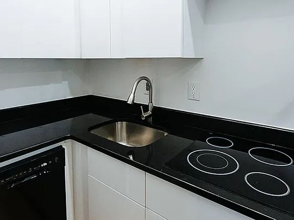 4th image of 479 Warren St #1L