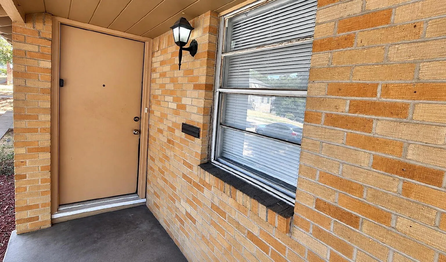 2 bed, 1.0 bath, 912 sqft, $1,275 — Photo 2