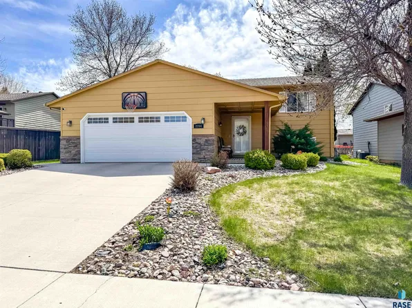 2204 S Melanie Ln, Sioux Falls, SD 57103