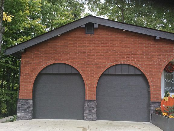 2 & 1/2 car/heated garage