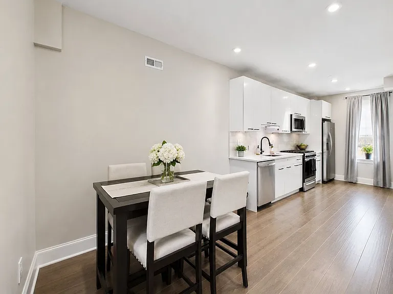 2449 Turner St — Photo 10