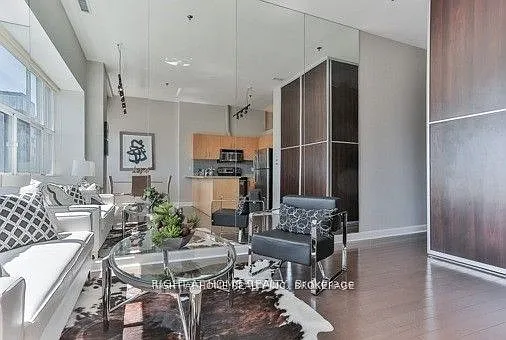 700 King St W #813 — Photo 2