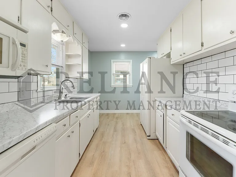 2239 S Millwood Ave — Photo 13
