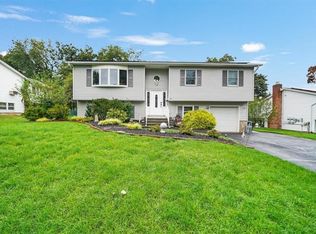 21 Roman Acres Dr, Garnerville, NY 10923