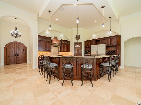 3rd image of 615 Southlake Dr