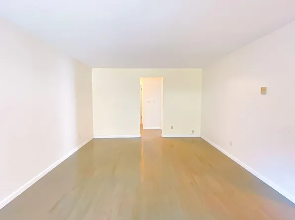 308 NE 45th St APT 5, Seattle, WA 98105