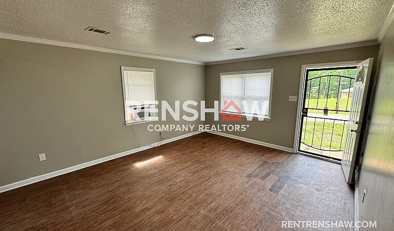 158 Navy Dr — Photo 2