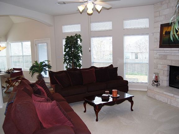 4th image of 818 Windsor Hill Dr