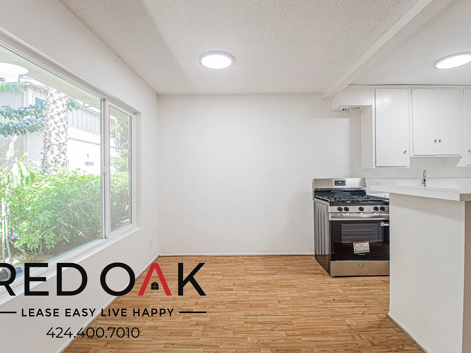 Light-filled 1-Bed with Stainless Steel Appliances, Air Conditioning, On-Site Laundry and Parking... — Photo 2