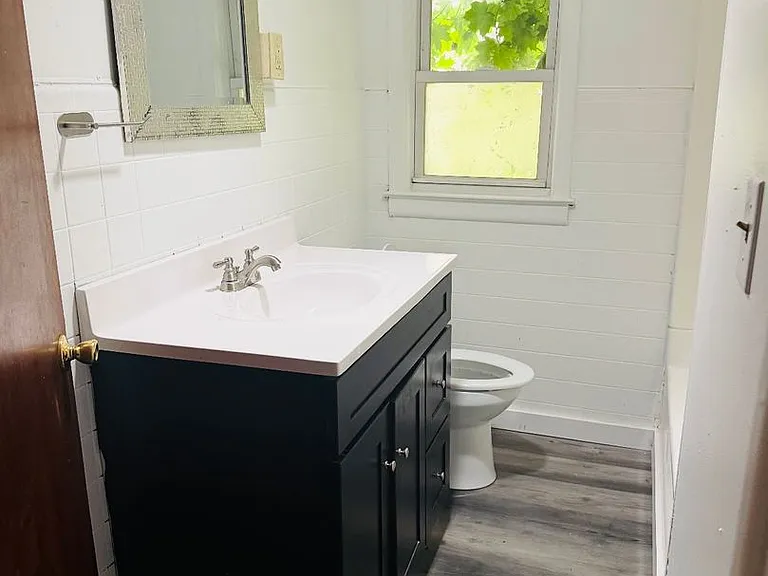 913 Nott St — Photo 10