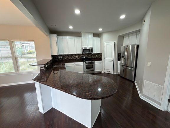 4th image of 176 Stone Ridge Blvd