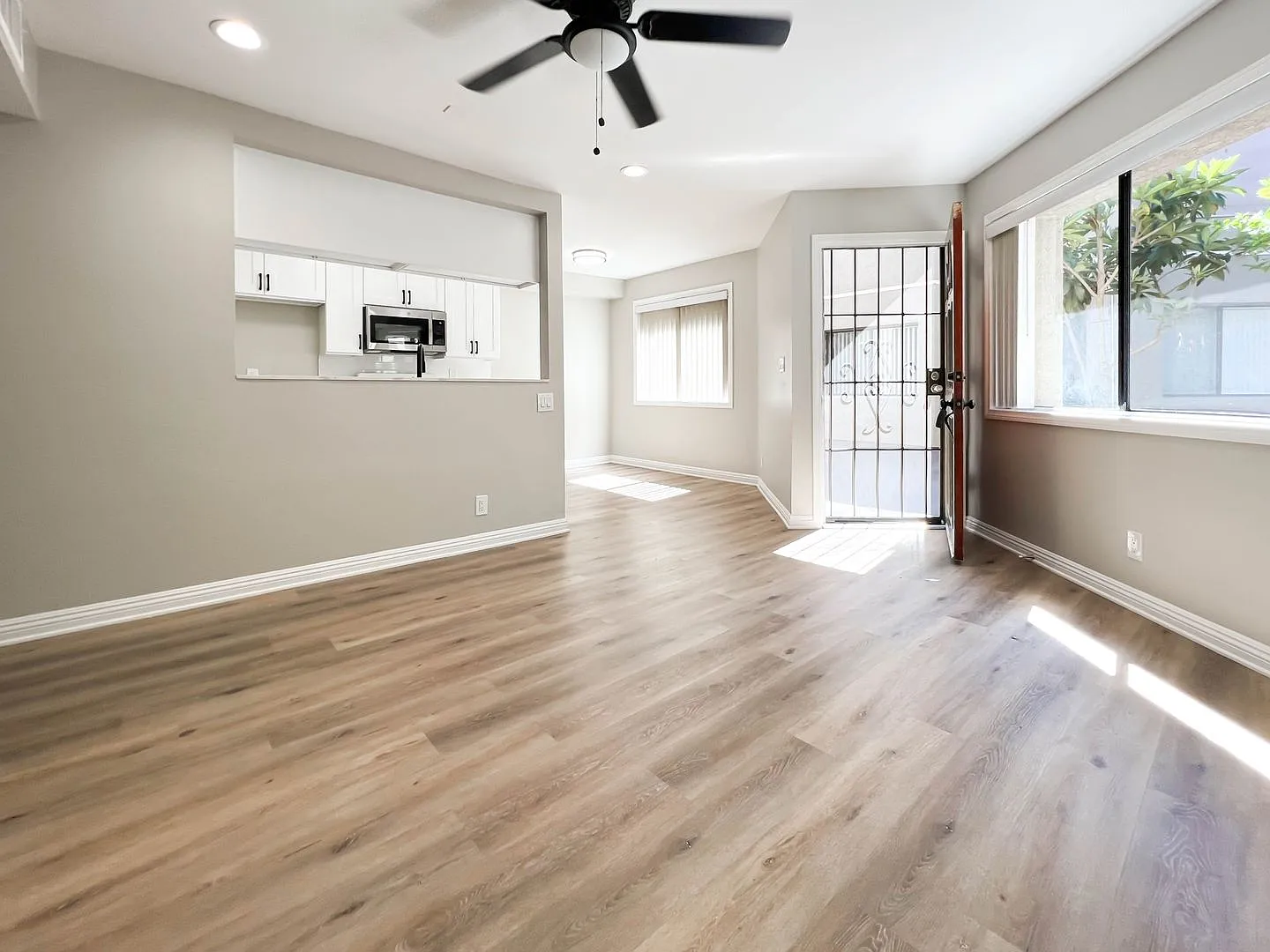 Stunning Two Bedroom in The Heart Of Glendale! — Photo 3