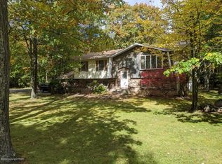 20 Edgewood Rd, Mount Pocono, PA 18344