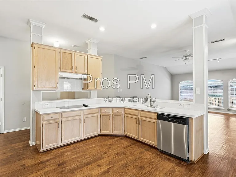 2921 Meadow Glen Dr — Photo 15