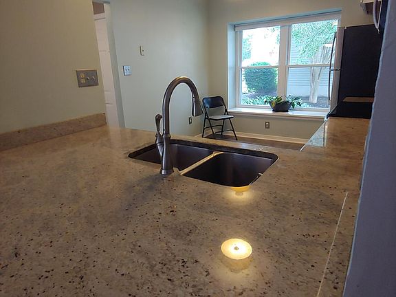 Large island - great for entertaining!