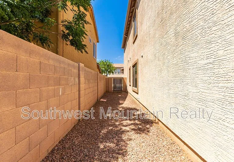 41261 W Laramie Rd — Photo 41