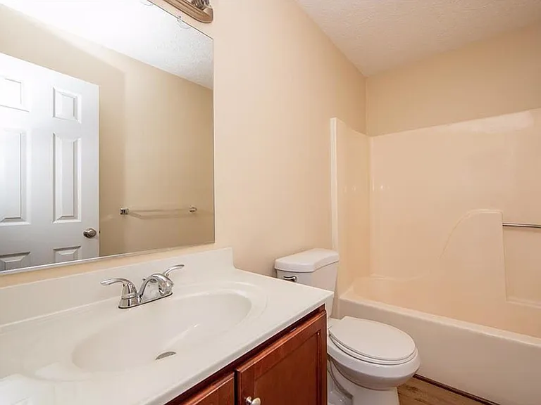 2nd bath, in hallway.