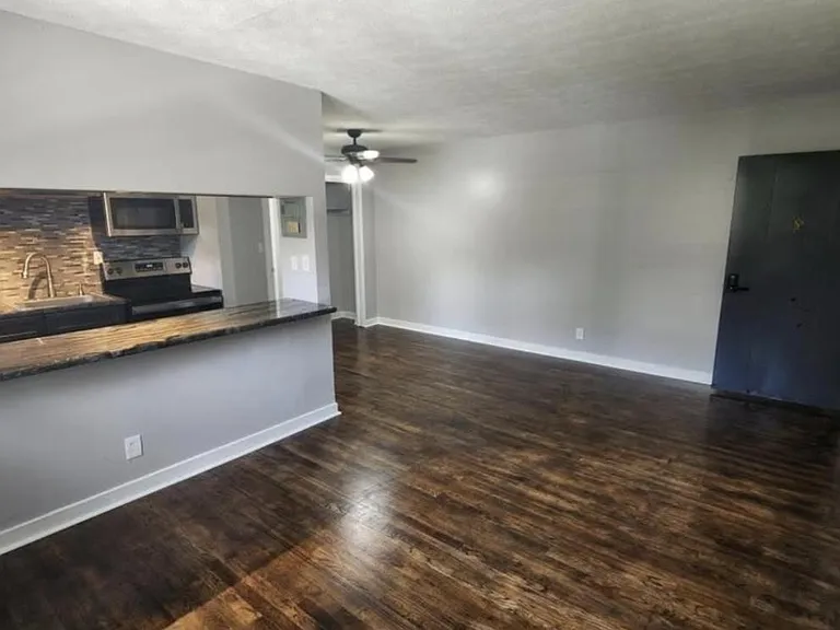 1059 Midland Ave — Photo 4